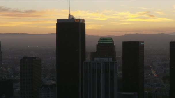 공중에서 본 AON 센터 초고층 건물 LA 일몰 — 비디오