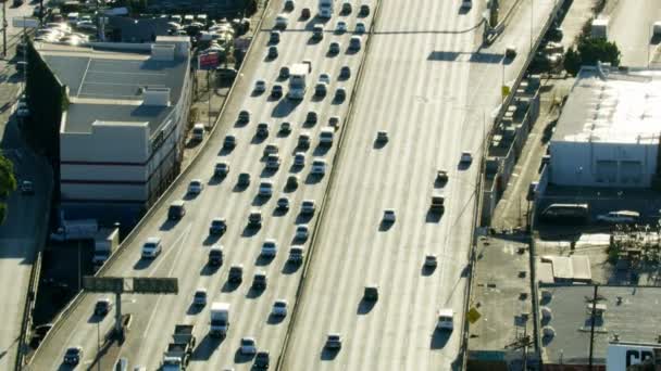 Εναέρια ανατολή άποψη οδικής κυκλοφορίας γύρω από το Λος Άντζελες — Αρχείο Βίντεο