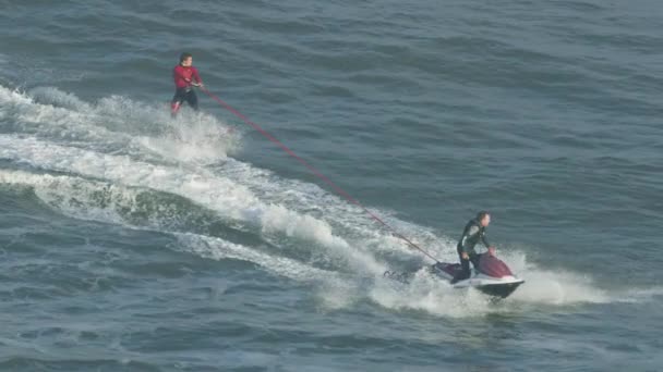 Aerial jet ski traino surfista sulle onde Mavericks — Video Stock