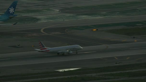 일몰 광경: 비행기가 LA 에서 이륙하는 모습 — 비디오