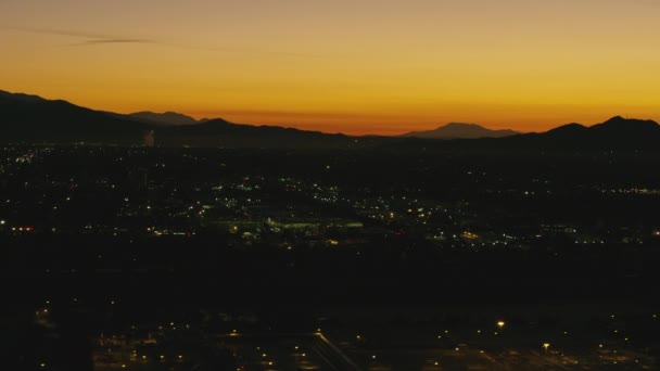 Vista aérea al amanecer LA residencial barrio farolas — Vídeo de stock