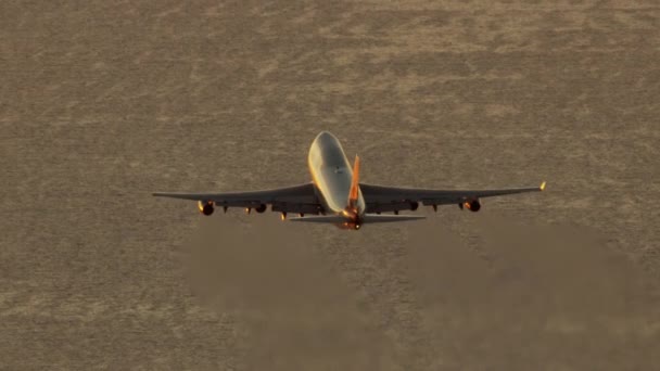 Légi naplemente megtekintése légi jármű gőzös pályák LA — Stock videók