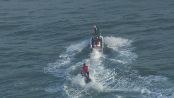 Lotniczy surfer holuje fale ujeżdżania Mavericks USA — Wideo stockowe