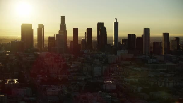 Letecký výhled na východ slunce přes Westlake do LA mrakodrapů — Stock video
