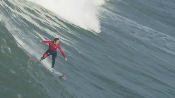 Surfista aéreo montando olas enormes Mavericks California EE.UU. — Vídeos de Stock