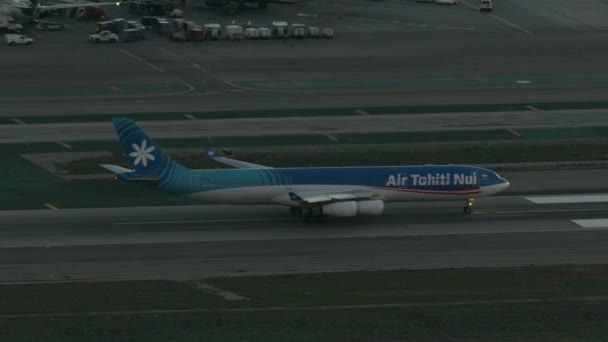 Luchtfoto zonsondergang vliegtuig taxiën Los Angeles luchthaven — Stockvideo