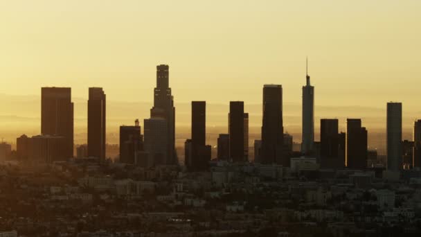 Hava manzaralı Los Angeles finans bölgesi gökdelenleri şafakta — Stok video
