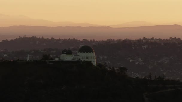 Légi napkelte kilátás Griffith Obszervatórium és LA cityscape — Stock videók
