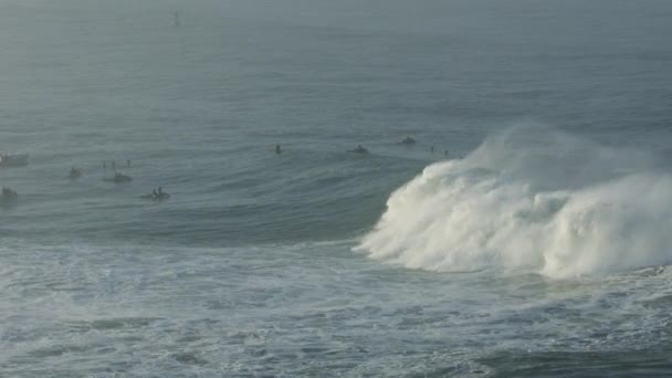 Vista aérea surfista y moto acuática Mavericks España — Vídeos de Stock