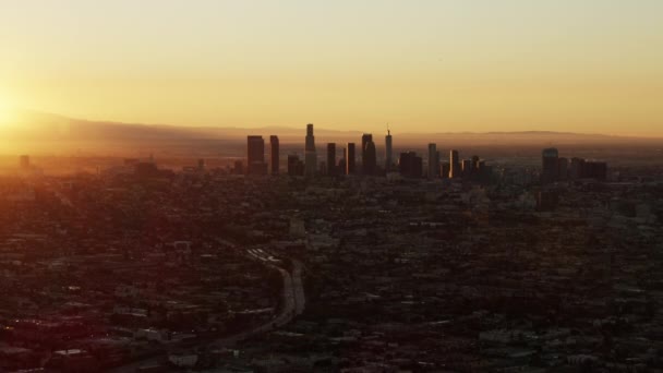 Letecký pohled Central Los Angeles cityscape při východu slunce — Stock video