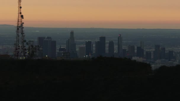 Luchtfoto zonsopgang uitzicht LA stadsgezicht van Mount Lee — Stockvideo