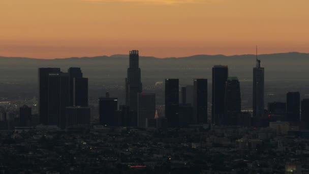 Vista aérea del amanecer skyline distrito financiero de Los Ángeles — Vídeo de stock