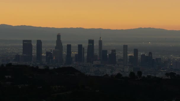 Letecký pohled při východu slunce přes centrum Los Angeles — Stock video