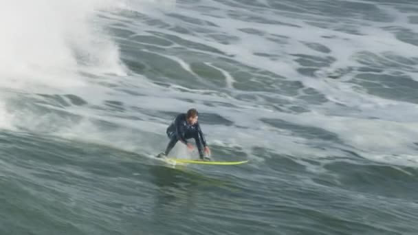 Büyük dalgada uçan atletik sörfçü Mavericks USA — Stok video