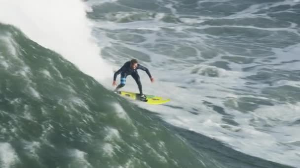 Vista aérea surfista en onda extrema Mavericks USA — Vídeos de Stock