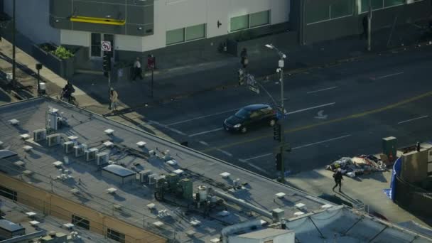 Fahrzeuge aus der Luft an Kreuzungen Skid Row LA — Stockvideo