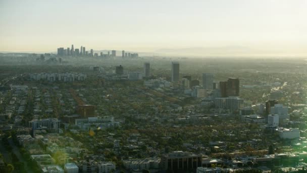 Luchtfoto LA gebouwen en appartementen bij zonsopgang — Stockvideo