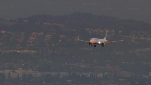 Вид с воздуха пассажирский самолет над жилым районом Лос-Анджелеса — стоковое видео