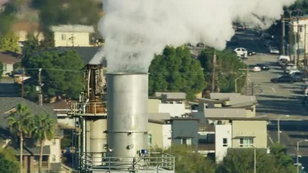 Flygfoto olja raffinaderi skorsten utsläpp Los Angeles — Stockvideo