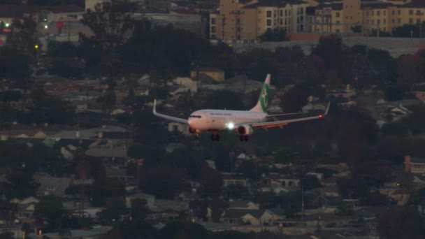 Aviones de vista aérea aterrizaje urbano en Los Ángeles — Vídeo de stock