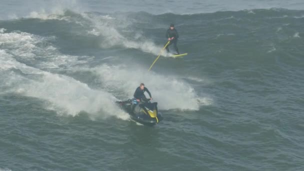 Surfeur aérien remorque des vagues Mavericks USA — Video