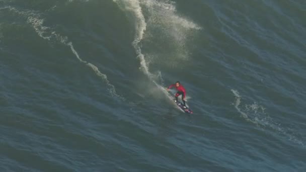 Surfista aéreo montando olas grandes Mavericks California USA — Vídeos de Stock