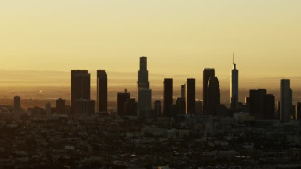 공중에서 아침 일출을 볼 수있는 LA 시 스카이라인 — 비디오