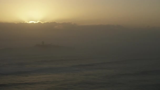 Luchtfoto zeegezicht bij zonsondergang Mavericks Californië Amerika — Stockvideo