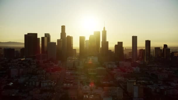 Los Angeles şehir merkezinde gün doğumunda hava manzarası — Stok video