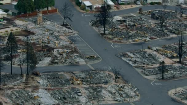 Luchtfoto stad verwoest door bosbrand — Stockvideo