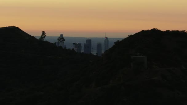 Vista aérea del amanecer Hollywood Hills con rascacielos de Los Ángeles — Vídeo de stock