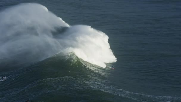 Luchtsurfers op surfwedstrijd Pacific Ocean Mavericks — Stockvideo