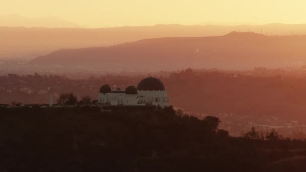 Letecký pohled Griffithova observatoř při východu slunce Los Angeles — Stock video