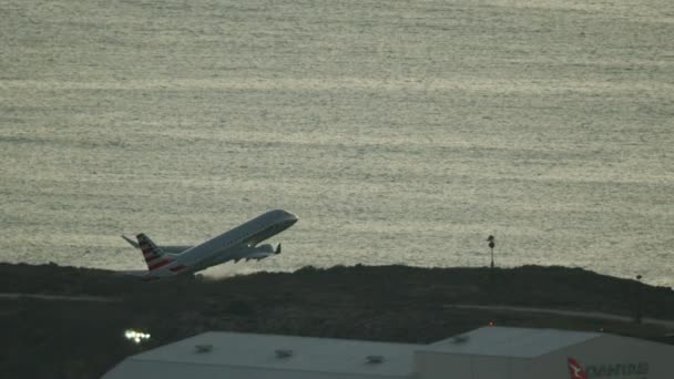 Samolot odlatujący z lotniska Los Angeles z lotu ptaka — Wideo stockowe
