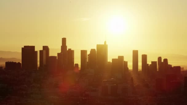 Letecký východ slunce pohled finanční čtvrti mrakodrapy v centru LA — Stock video