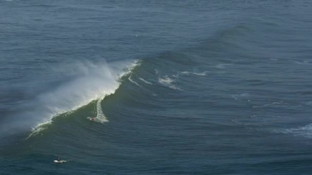 Surfistas aéreos na superfície Pacific Ocean Mavericks EUA — Vídeo de Stock