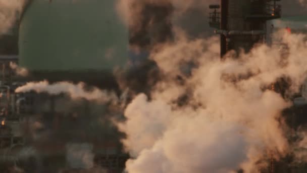 Letecký západ slunce pohled Los Angeles rafinérie průmyslové znečištění — Stock video
