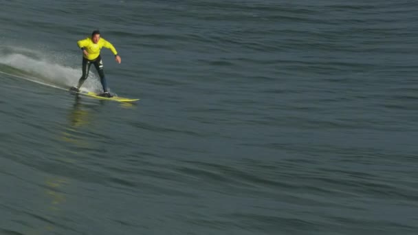 冲浪运动员乘风破浪的空中美国加利福尼亚州 — 图库视频影像