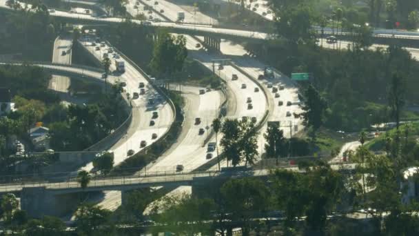 Los Angeles banliyösü kavşağında gün doğumu görüntüsü. — Stok video