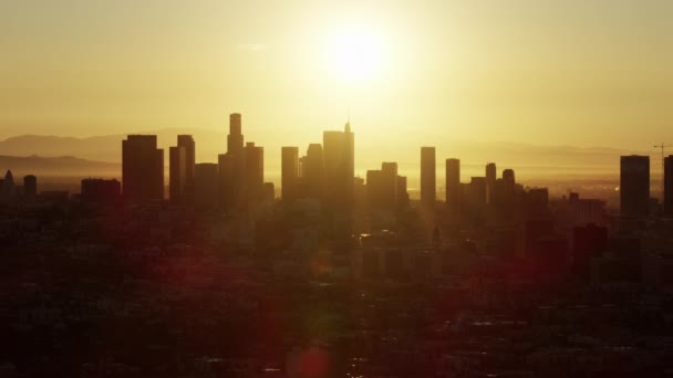 Vista aérea del amanecer salida del sol sobre el horizonte de la ciudad de Los Ángeles — Vídeo de stock