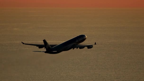 Aviones con vista al atardecer del Océano Pacífico aéreo que salen de Los Ángeles — Vídeo de stock