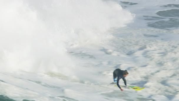 Vista aérea surfista en onda extrema Mavericks USA — Vídeos de Stock