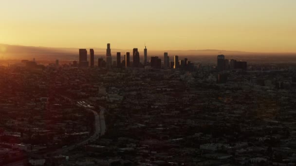 Vista aérea paisagem urbana central de Los Angeles ao nascer do sol — Vídeo de Stock