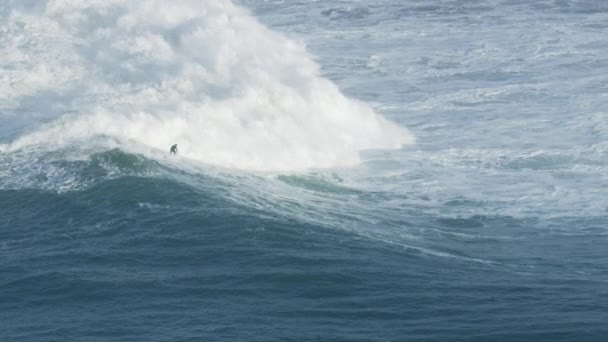 Surfeur aérien chevauchant d'énormes vagues Mavericks California USA — Video