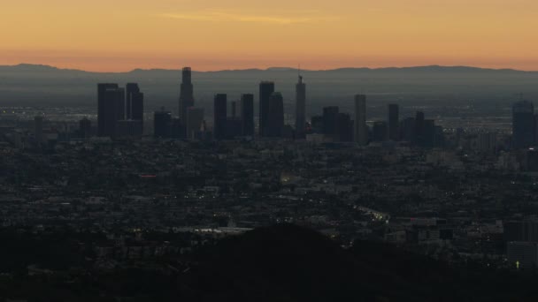 Vista aérea Los rascacielos del distrito financiero de Los Ángeles al amanecer — Vídeo de stock