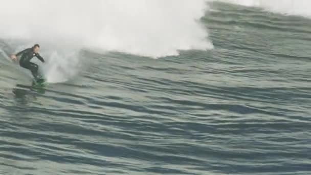 Surfeur aérien chevauchant d'énormes vagues Mavericks California USA — Video