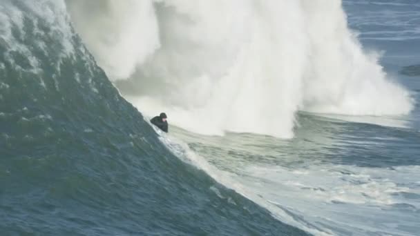 Aerial view surfer on tube wave Mavericks España — Vídeos de Stock