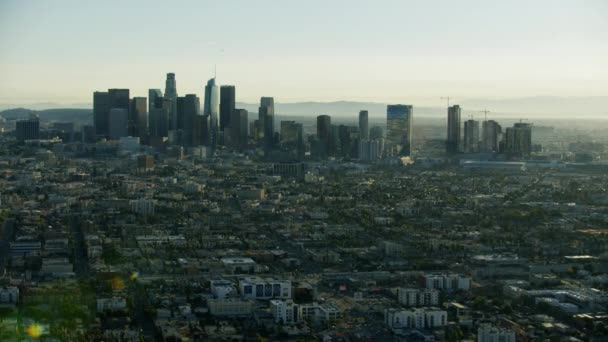 Luchtfoto zonsopgang uitzicht centrum Los Angeles stedelijke buurt — Stockvideo