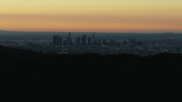 Vista aerea sull'alba LA Cityscape da Griffith Park — Video Stock