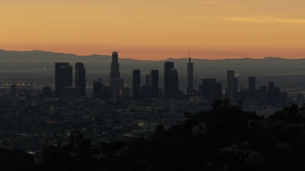 Aerial wschód słońca widok LA drapacze chmur z Hollywood Hills — Wideo stockowe